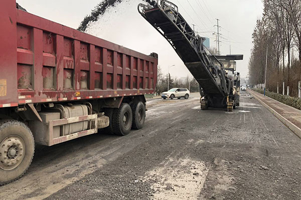 濟南路面機械設(shè)備產(chǎn)生漏砂問題如何處理？